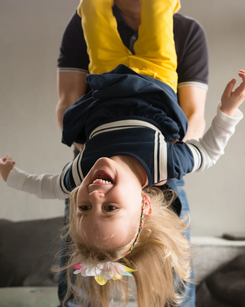 Ungestellte Familienreportage in vertrauter Umgebung