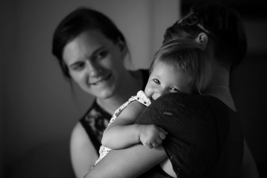 Familie im gemeinsamen Spiel mit echten Emotionen